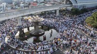 Masjid Agung Sultan Mahmud Badaruddin Jayo Wikramo menjadi salah satu masjid yang ramai didatangi warga Palembang untuk Shalat Idul Fitri.  