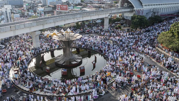 Warga Palembang Kembali Berjamaah Usai Dua Tahun Salat Id di Rumah Ribuan umat islam di kota Palembang melaksanakan salat Idul Fitri 1443 H di Bundaran Air Mancur (BAM) Masjid Agung Sultan Mahmud Badaruddin Jayo Wikramo Palembang, Sumatera Selatan, Senin (2/5/2022). Ribuan warga kota Palembang melaksanakan Shalat Idul Fitri 1443 H di kawasan Masjid Agung Sultan Mahmud Badaruddin Jayo Wikramo hingga ke atas jembatan Ampera Palembang, setelah dua tahun tidak diperbolehkan melaksanakan shalat ied di kawasan tersebut. ANTARA FOTO/Nova Wahyudi/hp.