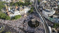 Ribuan umat islam di kota Palembang melaksanakan salat Idul Fitri 1443 H di Bundaran Air Mancur (BAM) Masjid Agung Sultan Mahmud Badaruddin Jayo Wikramo Palembang, Sumatera Selatan, Senin (2/5/2022).  