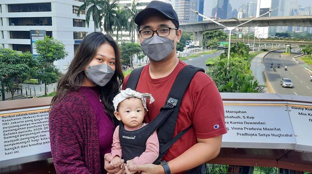 Warga yang tidak bisa mudik berfoto di JPO Pinisi saat lebaran