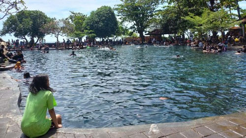 Wisatawan Padati Kolam Renang Air Sanih saat libur lebaran, Selasa (3/5/2022). (Made Wijaya Kusuma /detikBali).