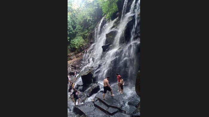 Rembesan air di bebatuan hitam jadi unggulan di objek wisata Air Terjun Kato Lampo, Gianyar.
