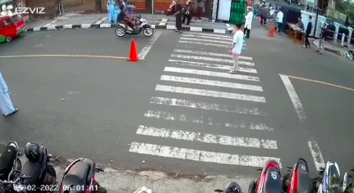 aksi geber-geber motor di dekat masjid lokasi sholat Ied