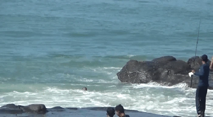 Aksi polisi selamatkan wisatawan yang tergulung ombak di Pantai Karang Hawu, Sukabumi.