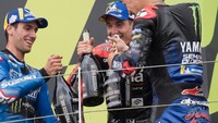 Alex Rins, yang finis kedua, dalam perayaan di podium Silverstone 2021 bersama Aleix Espargaro dan Fabio Quartararo. Foto: Getty Images/Mirco Lazzari gp