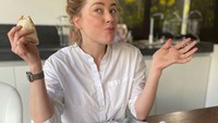 Amber, sosok yang terkenal doyan kulineran. Seperti dalam fotonya, ia terlihat mencoba roti prata dengan cocolan aneka kari. Foto: Instagram @amberheard