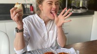 Dalam fotonya, Amber terlihat sangat menikmati roti prata tersebut. Cocolan kari yang dinikmati oleh Amber adalah kari daging. Foto: Instagram @amberheard