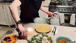 Amber Heard Hobi Masak, Ini 10 Aksinya di Dapur