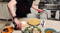 Ibu satu anak ini juga doyan memasak. Ia sering membagikan momen masaknya, seperti memasak salad. Foto: Instagram @amberheard