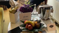 Amber Heard juga hobi menikmati champagne. Teman minumnya adalah buah-buahan dan macaron. Foto: Instagram @amberheard
