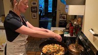 Momen seru Amber saat masak udang juga pernah dibagikan. Udang buatan Amber tampak sangat lezat. Foto: Instagram @amberheard
