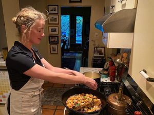 Amber Heard Hobi Masak, Ini 10 Aksinya di Dapur