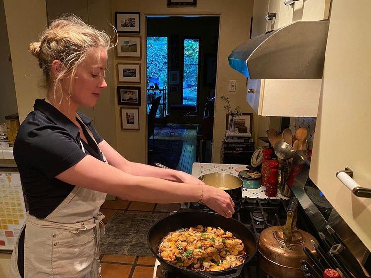 Amber Heard Hobi Masak, Ini 10 Aksinya di Dapur