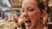 Amber Heard sangat menikmati makanan di restoran. Saat itu ia menyantap aneka sushi yang lezat. Foto: Instagram @amberheard