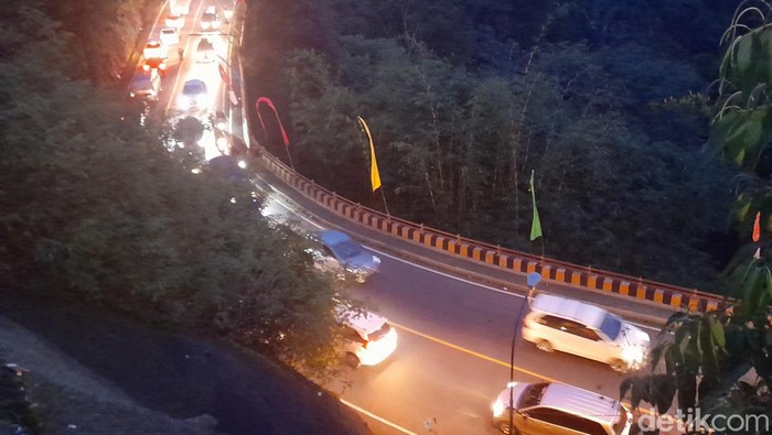 Antrean kendaraan di Cadas Pangeran Sumedang.