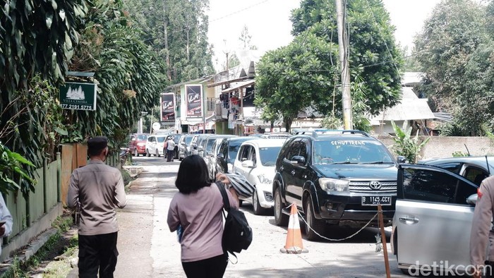 Antrean menuju Wisata Situ Gunung Sukabumi.