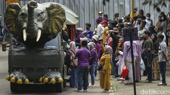 Sejumlah pengunjung beraktivitas di Kebun Binatang Ragunan, Jakarta, Selasa (3/5/2022). Memasuki libur hari raya Idul Fitri warga berbondong-bondong datangi Ragunan untuk berlibur.