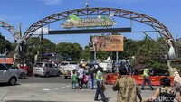 Sejumlah petugas gabungan nampak berjaga di sekitar area Ragunan. Mereka bersiaga guna mengantisipasi adanya kepadatan pengunjung karena Ragunan baru saja dibuka hari ini. 