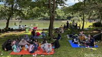 Saat berada di depan pintu masuk, pengunjung diminta menunjukkan tiket online terlebih dahulu. Kemudian, pengunjung diharuskan melakukan scan barcode PeduliLindungi dan mengecek suhu tubuh. 