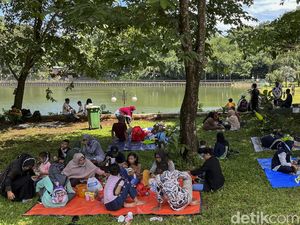 Tak Tahu Tiket Masuk Online, Warga Kecewa Tak Bisa Masuk ke Ragunan