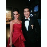 Salah satu artis Korea pertama yang hadir di Met Gala atau Choi Siwon. Aktor sekaligus idol KPop yang tergabung dalam Super Junior itu tampil gagah dengan setelan jas di 2013. Ia pun bertemu dengan para pesohor Hollywood, termasuk Kate Beckinsale.Foto: Instagram @stylist_kk