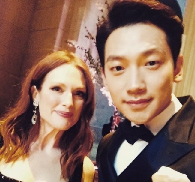 Sedangkan Rain datang pada Met Gala 2015. Ketika itu, tema acara adalah China: Trough the Looking Glass. Seperti kebanyakan tamu, Rain tampil menawan dengan setelan jas.Foto: Instagram