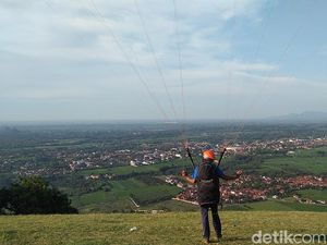 Asyiknya Terbang di Langit Majalengka dengan Paralayang