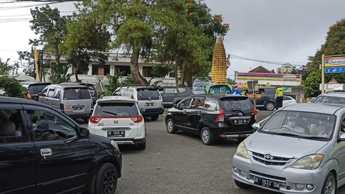 Suasana di simpang Tugu Jagung di Desa Candikuning, Kecamatan Baturiti, menuju ke obyek wisata Kebun Raya Eka Karya dan Ulun Danu Beratan, Selasa (3/5/22). (abrur/detikBali)