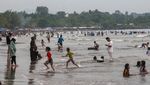Pantai di Sejumlah Daerah Nggak Ada Sepinya Saat Libur Lebaran