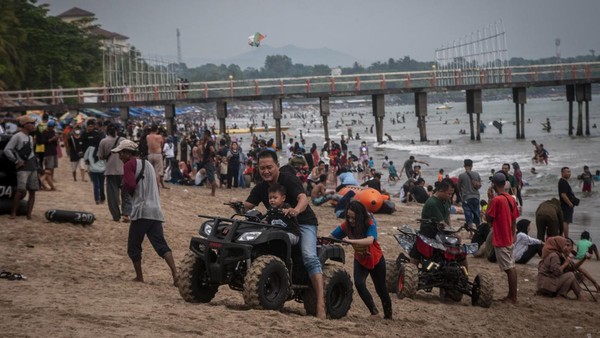 Menurut pengelola Pantai Anyer jumlah kunjungan wisatawan saat libur lebaran pada tahun 2022 mengalami peningkatan sebesar 80 persen dibandingkan dengan tahun sebelumnya. ANTARA FOTO/Muhammad Bagus Khoirunas