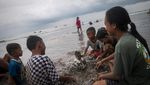 Begini Suasana Pantai Anyer Saat Libur Lebaran, Ramai Banget