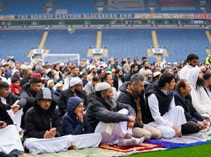 Foto: 3.000 Jamaah Salat Idulfitri di Markas Blackburn Rovers