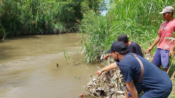 bocah tewas tenggelam di Sungai Konto Jombang Gegara Sandal Terjatuh