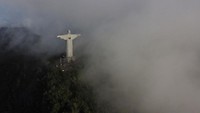 Patung Protective Christ itu tingginya 43 meter. Sedangkan Christ the Redeemer setinggi 38 meter.  