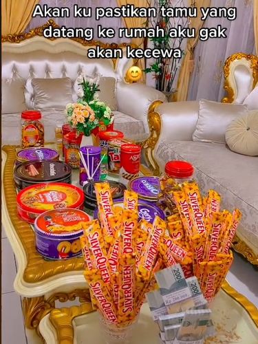 Bukan kue kering, wanita ini menyajikan beragam jajanan ala minimarket.