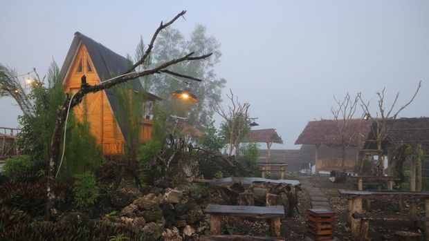 Bukit Panyangrayan mampu memikat hati para pengunjung dengan pesona alamnya. Bukit ini dikenal sebagai spot menarik untuk menikmati sunrise dari atas ketinggian. Bahkan saking indahnya, ada yang menjulukinya sebagai negeri di atas awan.