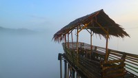 Banyak spot menarik untuk foto-foto. Ada yang berbentuk perahu, meja-meja, pagar berwarna merah, serta tangga berbentuk unik dan semuanya terbuat dari kayu. Apabila embun tebal, perahu itu seakan di atas awan. Benar-benar seperti negeri di atas awan. Sayangnya tak dicantumkan berapa maksimal orang yang bisa menaikinya jika ingin berswa foto di atas kayu-kayu tersebut.