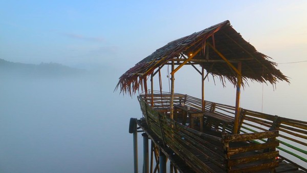 Banyak spot menarik untuk foto-foto. Ada yang berbentuk perahu, meja-meja, pagar berwarna merah, serta tangga berbentuk unik dan semuanya terbuat dari kayu. Apabila embun tebal, perahu itu seakan di atas awan. Benar-benar seperti negeri di atas awan. Sayangnya tak dicantumkan berapa maksimal orang yang bisa menaikinya jika ingin berswa foto di atas kayu-kayu tersebut. Banyak spot menarik untuk foto-foto. Ada yang berbentuk perahu, meja-meja, pagar berwarna merah, serta tangga berbentuk unik dan semuanya terbuat dari kayu. Apabila embun tebal, perahu itu seakan di atas awan. Benar-benar seperti negeri di atas awan. Sayangnya tak dicantumkan berapa maksimal orang yang bisa menaikinya jika ingin berswa foto di atas kayu-kayu tersebut.