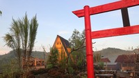 Seorang penjaja makanan, Kohar (50) yang 24 jam tinggal di warung mungilnya mengatakan Bukit Panyangrayan ini sudah berdiri sejak 3-4 tahun lalu. Kalau ingin berenang, ada dua kolam renang yang airnya langsung dari mata air.
