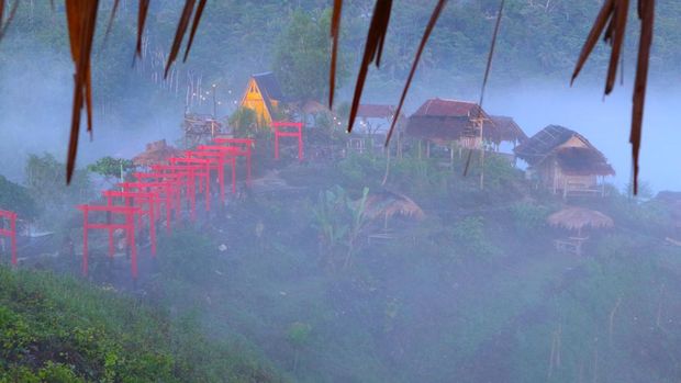 Bukit Panyangrayan mampu memikat hati para pengunjung dengan pesona alamnya. Bukit ini dikenal sebagai spot menarik untuk menikmati sunrise dari atas ketinggian. Bahkan saking indahnya, ada yang menjulukinya sebagai negeri di atas awan.