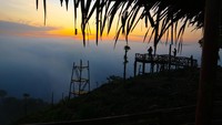 Jalan menuju ke puncak bukit ini sudah dipermudah dengan dibangunnya jalan bersemen serta 100 anak tangga. Namun jarak antara anak tangga lumayan lebar dan tinggi serta agak curam. Jadi siapkan stamina terlebih dahulu sebelum mulai mendaki. Alas kaki yang traveler kenakan juga bakal mendukung proses pendakian ke bukit.