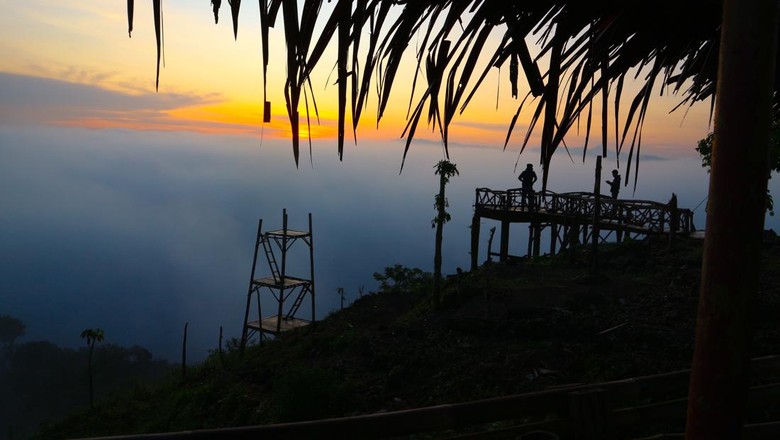 Bukit Panyangrayan Bukit Panyangrayan mampu memikat hati para pengunjung dengan pesona alamnya. Bukit ini dikenal sebagai spot menarik untuk menikmati sunrise dari atas ketinggian. Bahkan saking indahnya, ada yang menjulukinya sebagai negeri di atas awan.