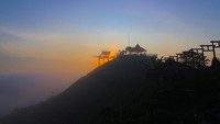 Kalau Traveler ingin melihat keindahan sunrise, usahakan sudah di tempat sekitar pukul 06.30 WIB. Saat itu di atas embun begitu tebal. Tapi apabila ingin melihat keindahan penerangan kota di bawah dari atas bukit, bisa berkemah di atas dengan membawa tenda atau menyewa tenda.