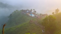 Dari Tasikmalaya, travaler membutuhkan waktu sekitar 30-40 menit untuk sampai ke lokasi jika kondisi tidak macet. Setelah sampai, jangan lupa bayar tiketnya ya. Perjalanan pendakian pun dimulai.