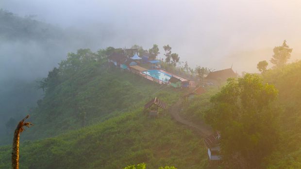 Traveler pernah mendengar nama Bukit Panyangrayan? Pesonanya di pagi hari bakal memanjakan mata travaler saat menikmati sunrise dari atas ketinggian. Bahkan saking indahnya, ada yang menjulukinya sebagai negeri di atas awan.