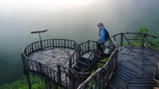 Traveler pernah mendengar nama Bukit Panyangrayan? Pesonanya di pagi hari bakal memanjakan mata travaler saat menikmati sunrise dari atas ketinggian. Bahkan saking indahnya, ada yang menjulukinya sebagai negeri di atas awan.