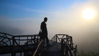 Untuk sampai ke lokasi bukit ini berdiri, traveler harus melalui jalan satu jalur, jadi paling enak mengendarai sepeda motor hingga pintu masuk bukit. Jalur yang dilalui bisa dilewati mobil namun akan sulit apabila berpapasan.