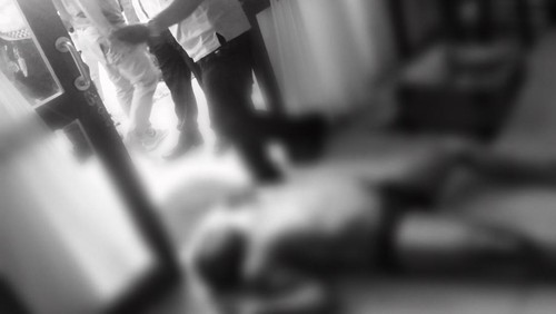 Tim identifikasi Satreskrim Polresta Denpasar saat melakukan olah tempat kejadian perkara di Vila The Janan, Jalan Pungutan, No. 48, Kamar, No. 88, Sanur, Senin (2/5/2022). (istimewa)