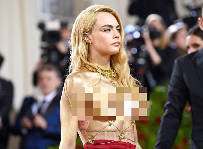 Gaya glamornya kian dipertegas dengan perhiasan serba emas. Ia memakai kalung rantai emas yang menjuntai hingga bagian pinggang. (Foto: Evan Agostini/Invision/AP)