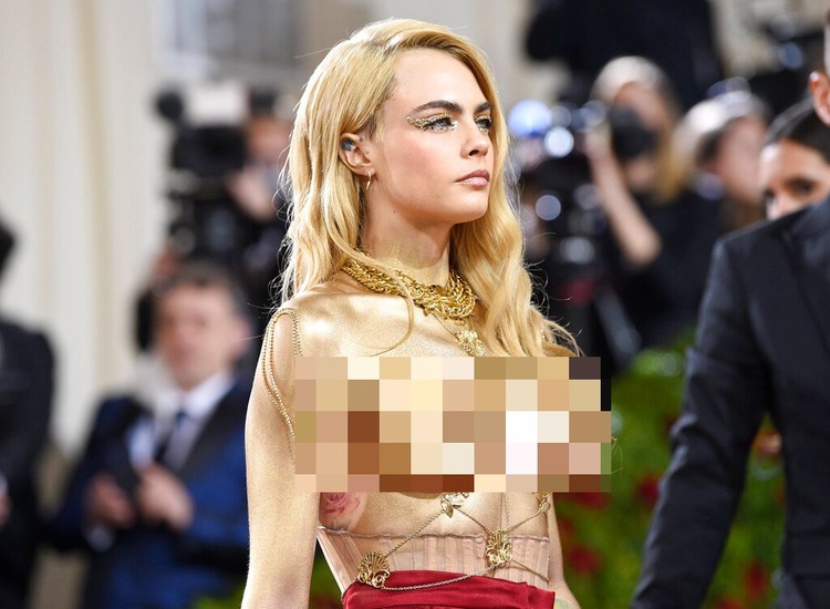 Cara Delevingne menghadiri acara  2022 MET Museum Costume Institute Benefit Gala atau Met Gala 2022 yang digelar di The Metropolitan Museum of Art , New York, 2 Mei 2022.
